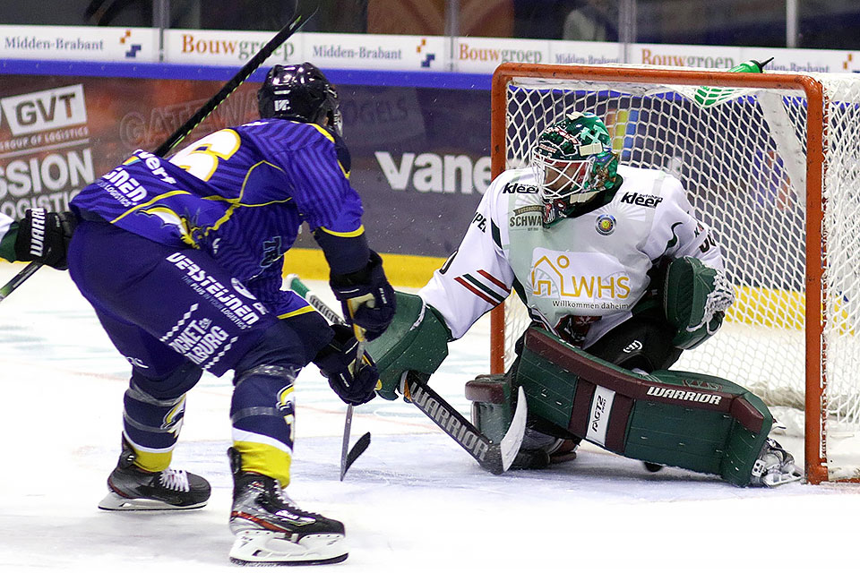 Tilburgs Kilian van Gorp trifft zum 3:0 gegen Herne.