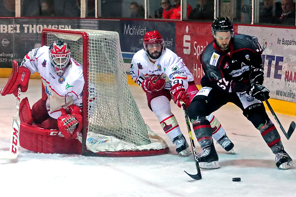 Scorpions-Goalie Salvarani beobachtet den Zweikampf zwischen Teamkollege Mario Valery-Trabucco und Hamburgs Patrick Saggau.