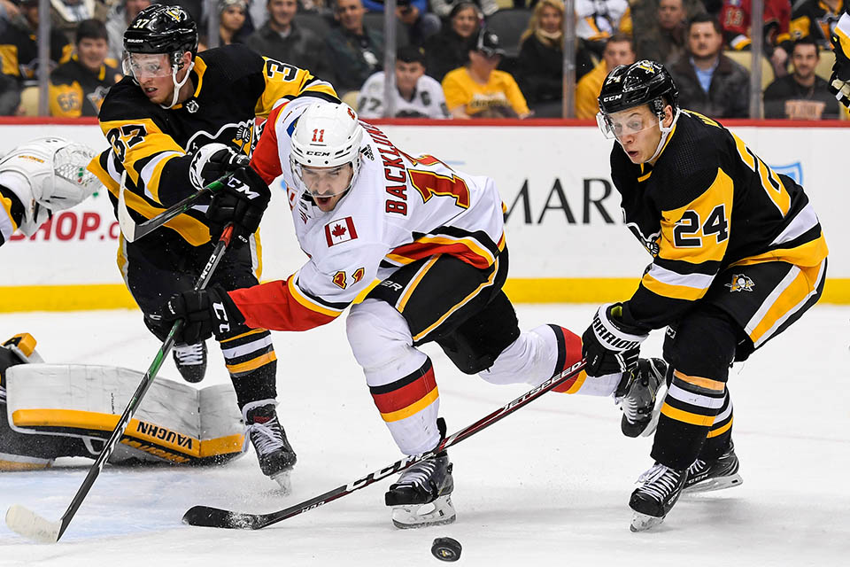 Dominik Kahun (rechts) Mikael Backlund.