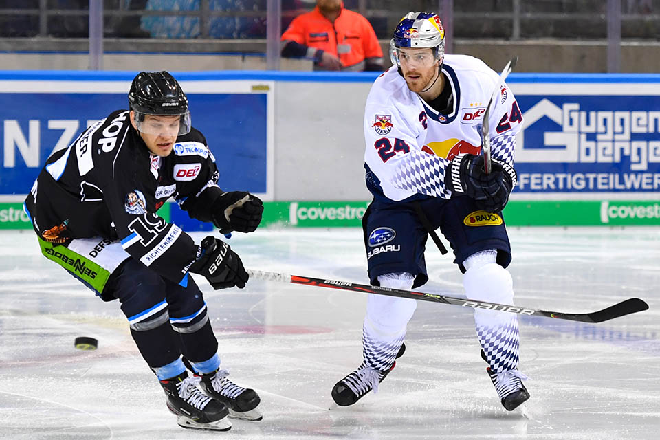 Mnchens Bobby Sanguinetti (rechts) gegen Straubings Tim Brunnhuber.