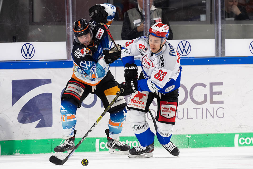 Brent Aubin (Wolfsburg) gegen Markus Poukkula (Schwenningen).