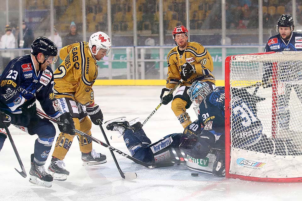 Dresdens Torwart Eisenhut versucht den Puck vor Weiwassers Tomas Andres zu sichern.