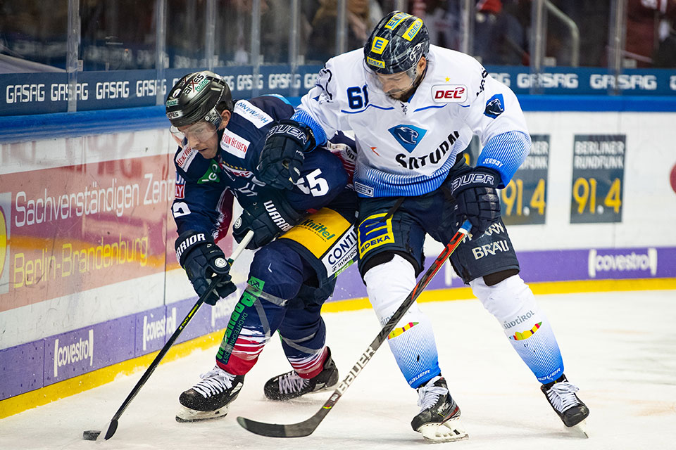 John Ramage (Eisbren Berlin) gegen David Elsner (Ingolstadt).