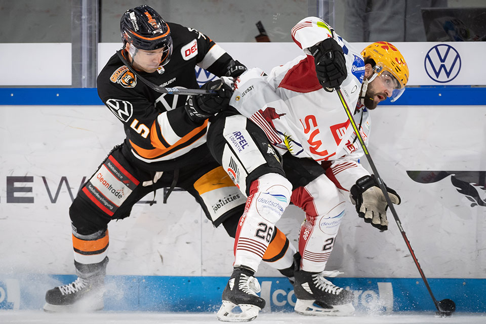 Nick Jones (Wolfsburg) gegen Dominik Uher (Bremerhaven).