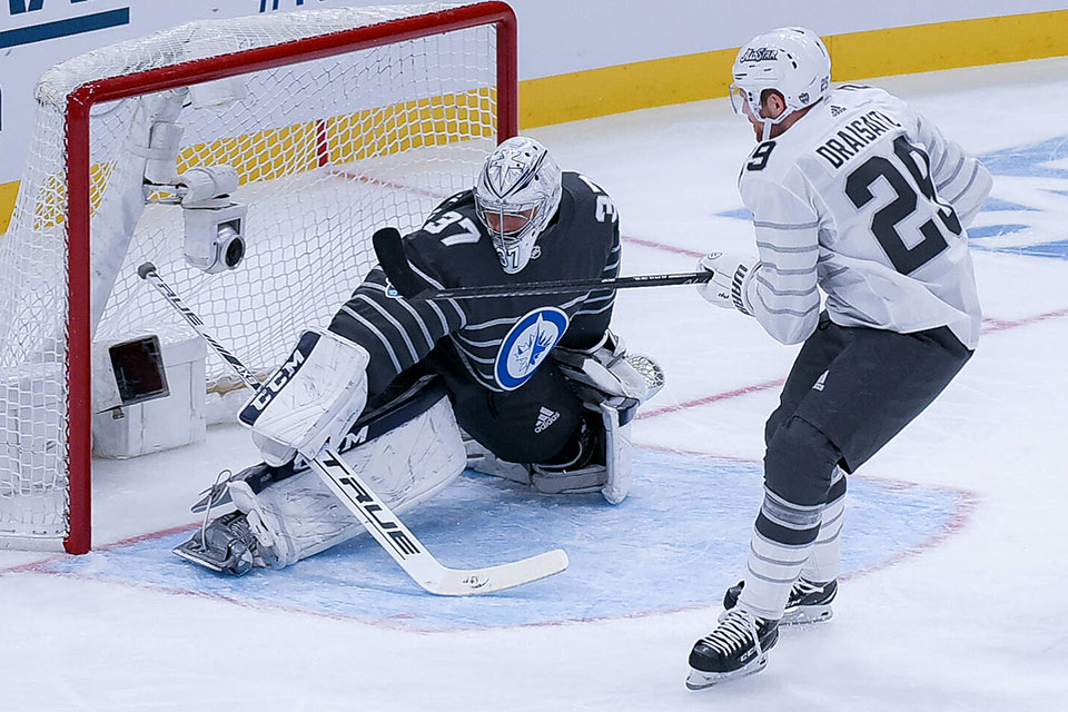 Leon Draisaitl beim All-Star Game gegen Torhter Connor Hellebuyck (Winnipeg).