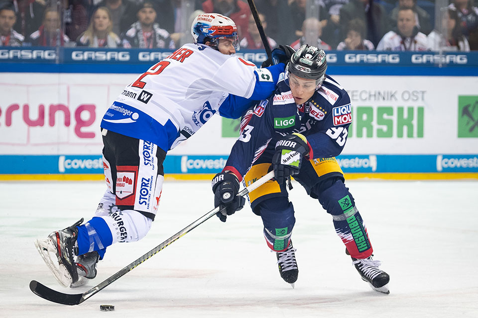 Mirko Sacher von den Schwenninger Wild Wings und Leo Pfderl von den Eisbren Berlin.