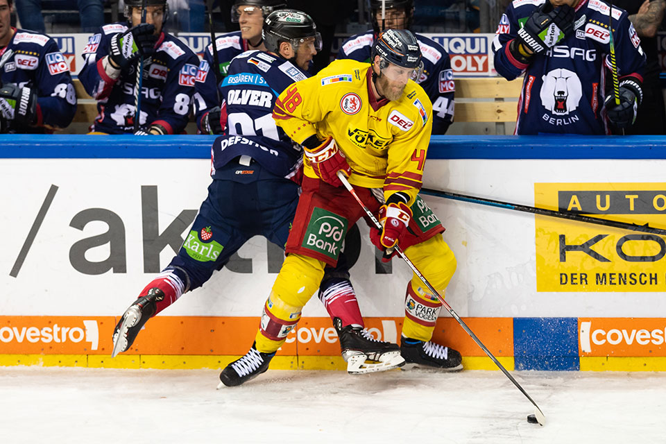 Mark Olver (Eisbren Berlin) gegen Nicholas B. Jensen (Dsseldorf).