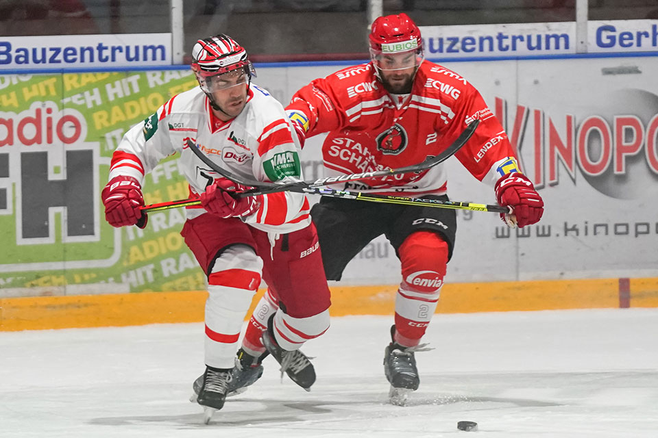 Frederik Cabana (EC Bad Nauheim) vor Carl Hudson (Eispiraten Crimmitschau).