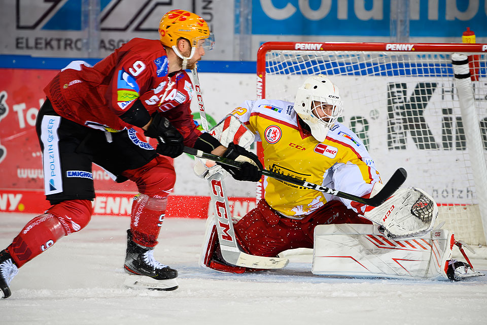 Jan Urbas von den Fischtown Pinguins gegen Torwart Hendrik Hane von der Dsseldorfer EG.