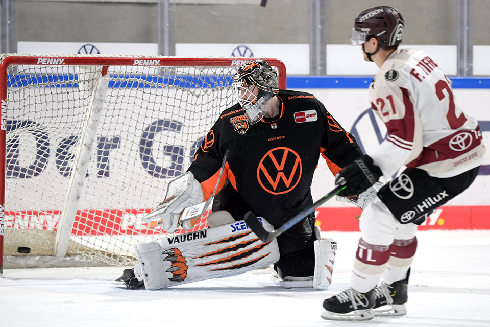 Klns Frederik Tiffels gegen Wolfsburgs Torwart Dustin Strahlmeier.