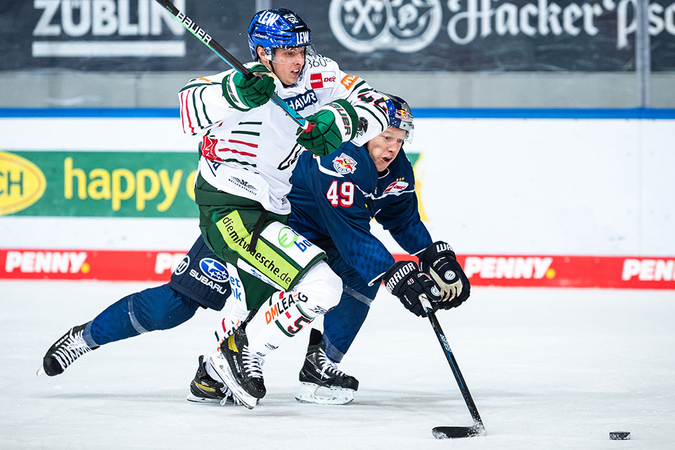 Dennis Miller von den Augsburger Panther und Mark Voakes vom EHC Red Bull Mnchen.