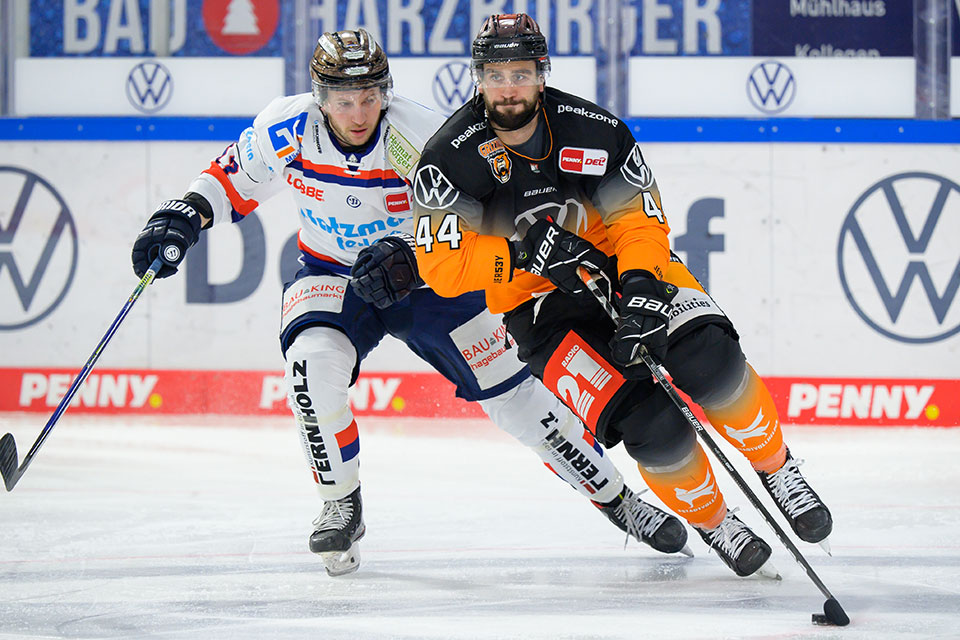 Marko Friedrich von den Iserlohn Roosters und Julian Melchiori von den Grizzlys Wolfsburg.