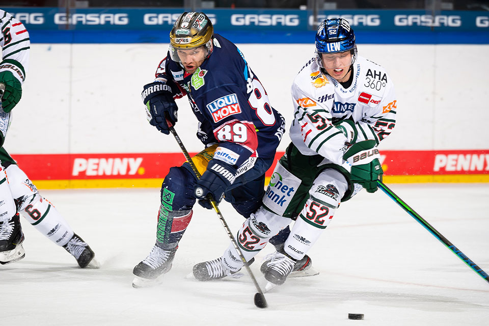 Zachary Boychuk von den Eisbren Berlin und Dennis Miller von den Augsburger Panther.