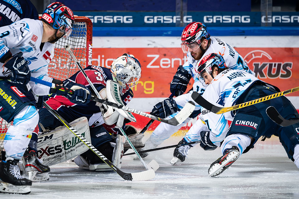 Mathias Niederberger von den Eisbren Berlin, Ryan Kuffner und Louis-Marc Aubry vom ERC Ingolstadt