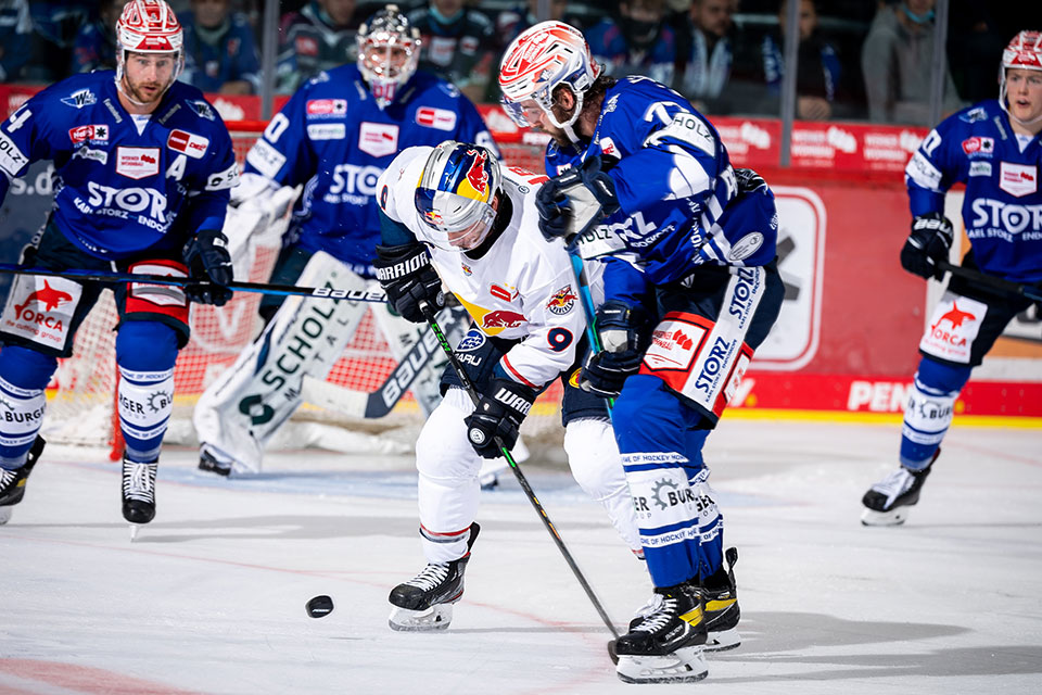 Ben Street von Red Bull Mnchen und Daniel Pfaffengut von den Schwenninger Wild Wings.