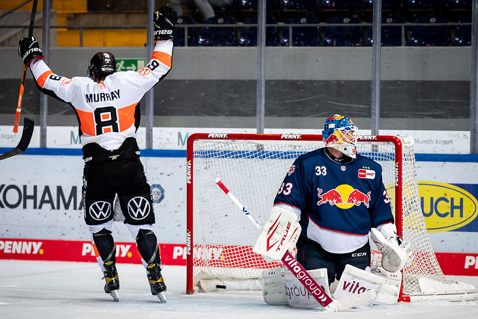 Jordan Murray von den Grizzlys Wolfsburg feiert das Tor zum 3:2.