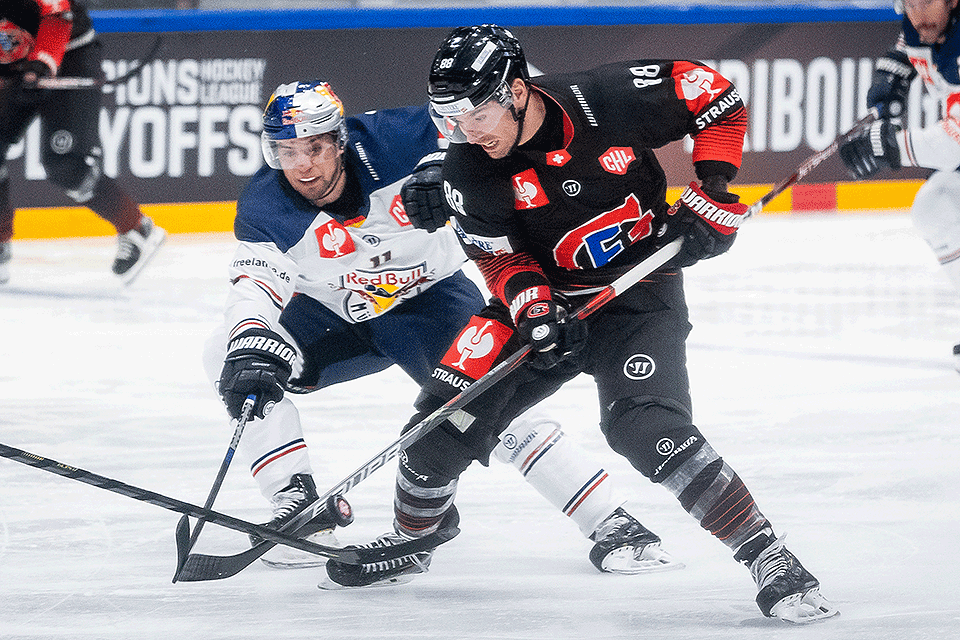 Frederik Tiffels von Red Bull Mnchen und Christopher Didomenico vom HC Fribourg-Gotteron.