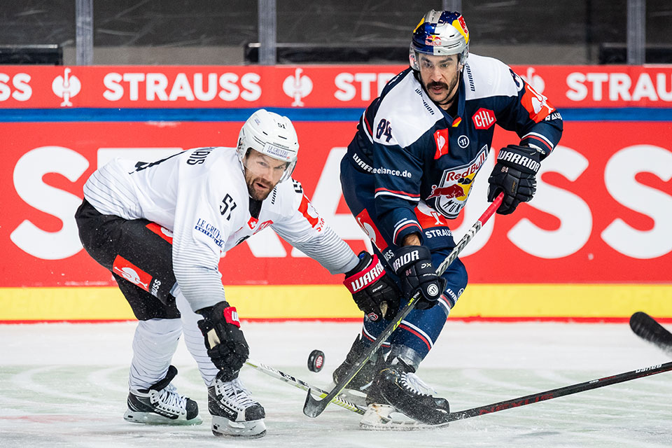 David Desharnais vom HC Fribourg-Gotteron und Trevor Parkes von Red Bull Mnchen.