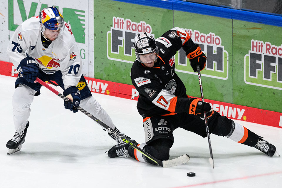 Maximilian Daubner von Red Bull Mnchen und Carter Rowney von den Lwen Frankfurt.