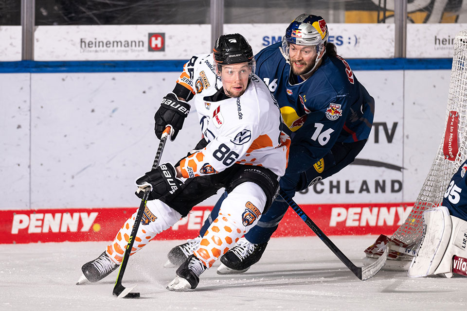 Tyler Morley von den Grizzlys Wolfsburg und Konrad Abeltshauser von Red Bull Mnchen.