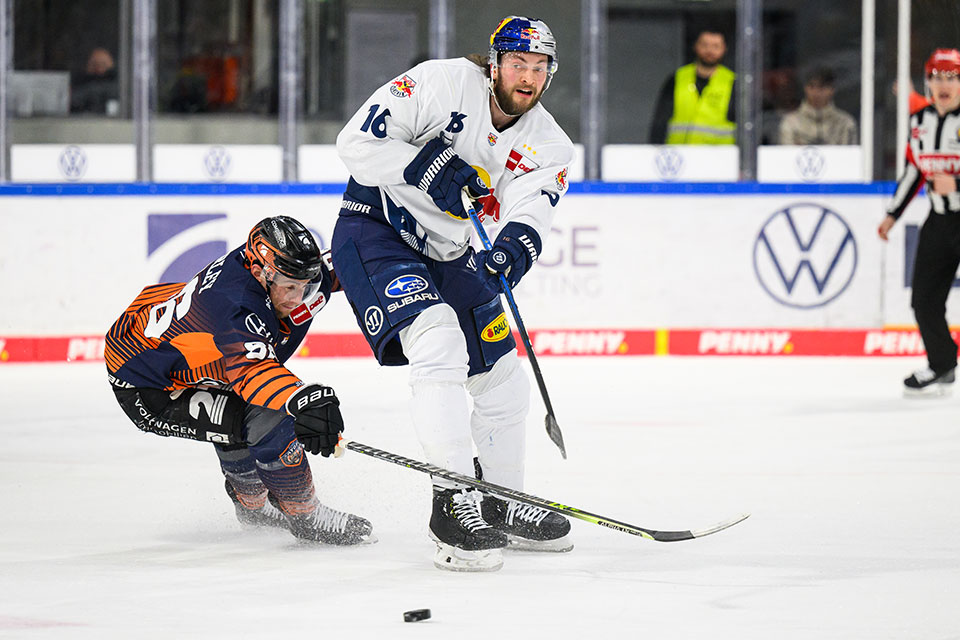 Tyler Morley von den Grizzlys Wolfsburg und Konrad Abeltshauser von Red Bull Mnchen.