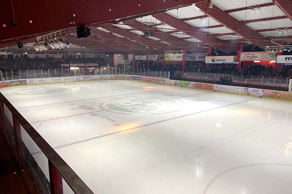 Derbyzeit in der seit Wochen ausverkauften ARS-Arena in Mellendorf.