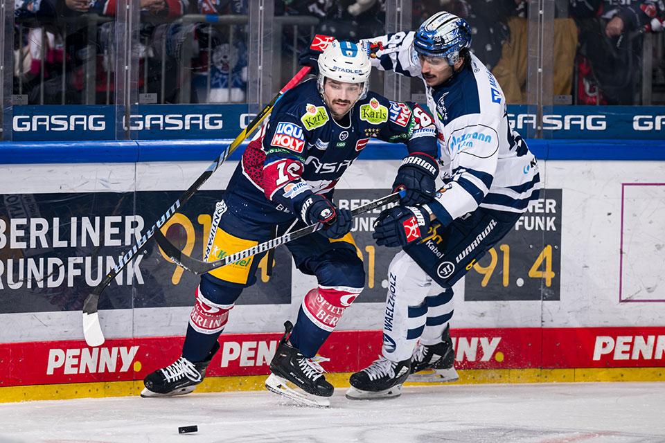 Ben Finkelstein von den Eisbren Berlin und Michael Dal Colle von den Iserlohn Roosters.