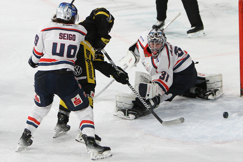 Krefeld erzielt das Game-Winning-Goal zum 3:2.