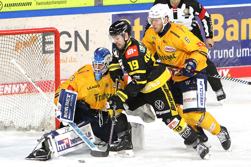 Spielszene Krefeld Pinguine gegen Lausitzer Fchse.