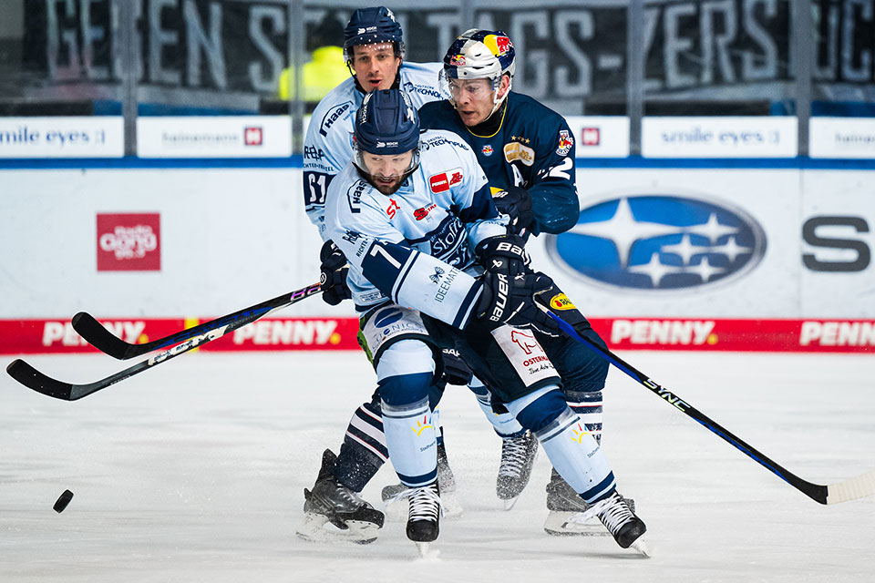 Tyler Sheehy von den Straubing Tigers und Benjamin Smith von Red Bull Mnchen.