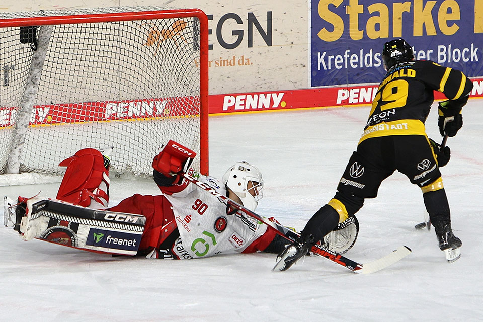 Krefeld trifft per Penalty zum 1:0 gegen Crimmitschau.