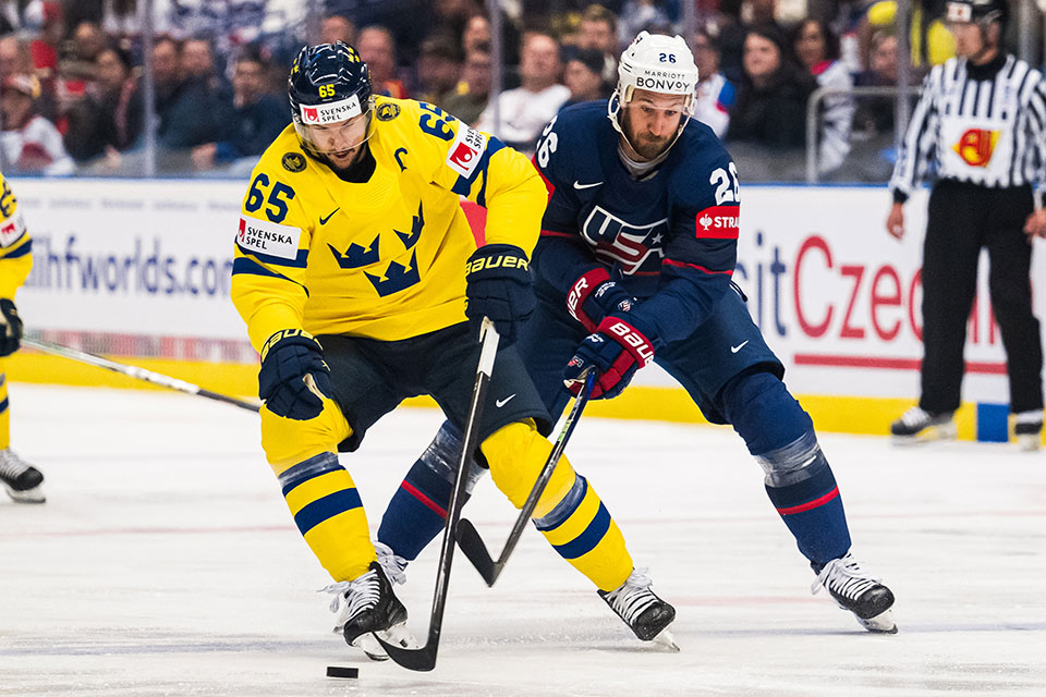 Erik Karlsson von Team Schweden und Kevin Hayes von Team USA.