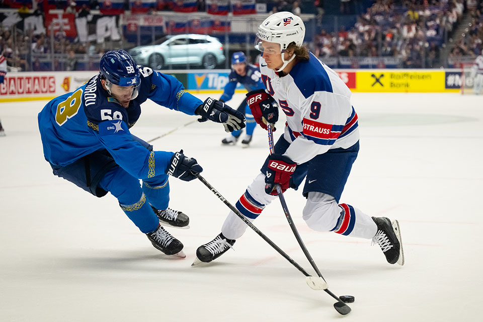 Tamirlan Gaitamirov von Team Kasachstan und Trevor Zegras von Team USA .