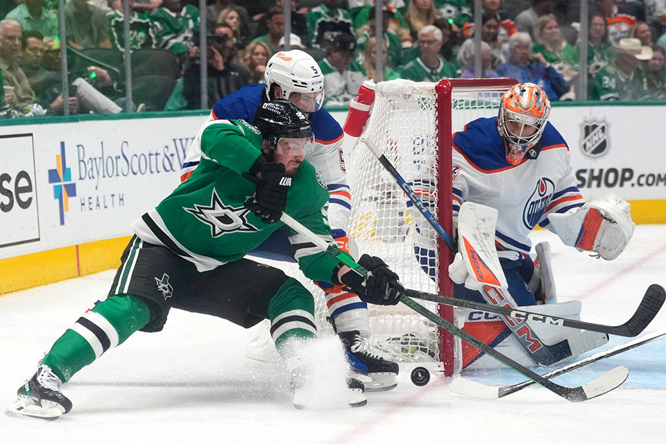 Matt Duchene von den Dallas Stars gegen Cody Ceci von den Edmonton Oilers..