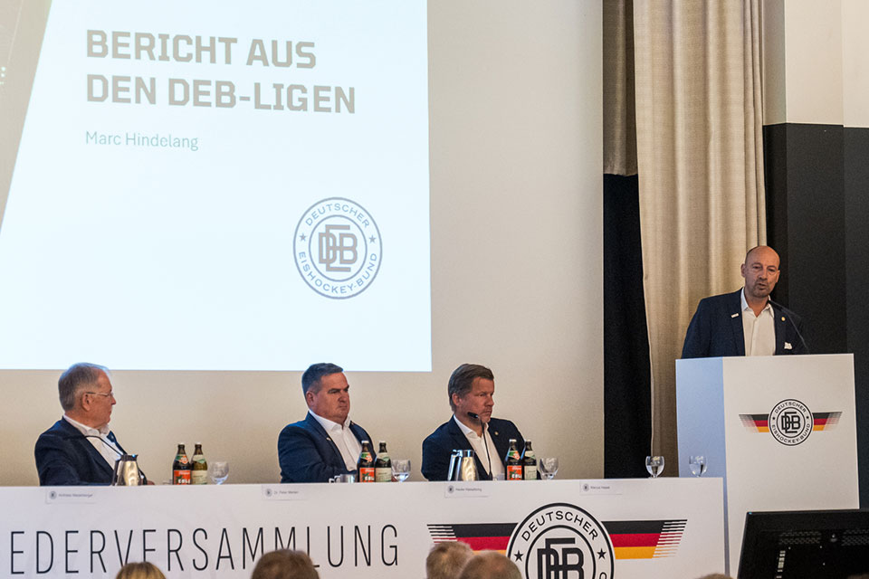 Foto von der DEB-Mitgliederversammlung in Frankfurt.