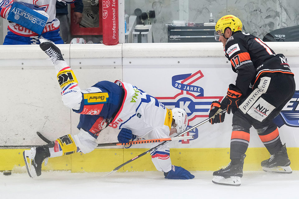 Spielszene Kloten gegen Frankfurt.