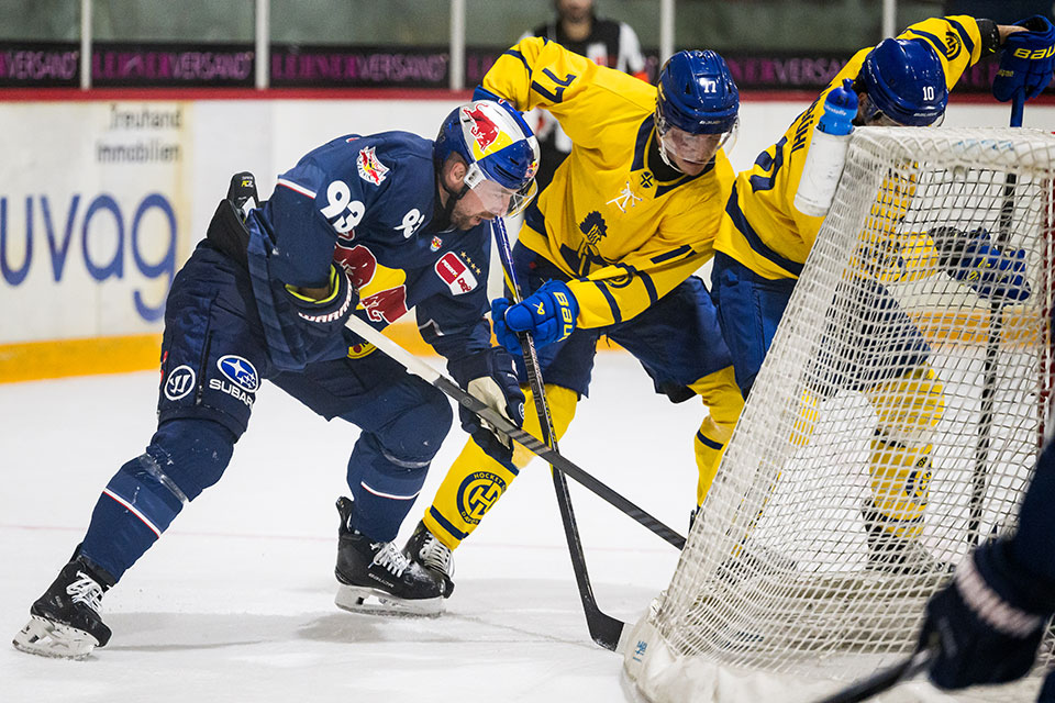 Maximilian Kastner von Red Bull Mnchen und Nico Gross vom Hockey Club Davos.