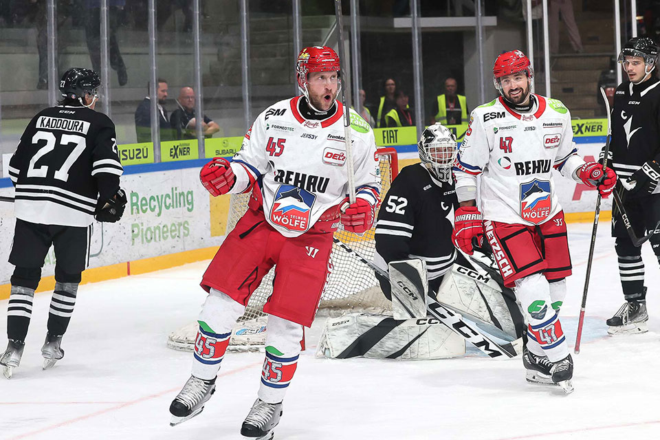 Jubel bei den Selber Wlfen beim Spiel gegen Carleton.