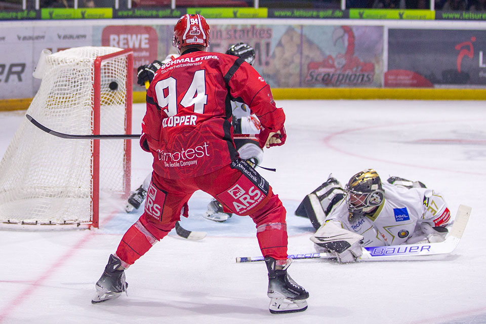 Patrick Klpper berwindet seinen ehemaligen Teamkollegen Patrick Glatzel zum 2:0.