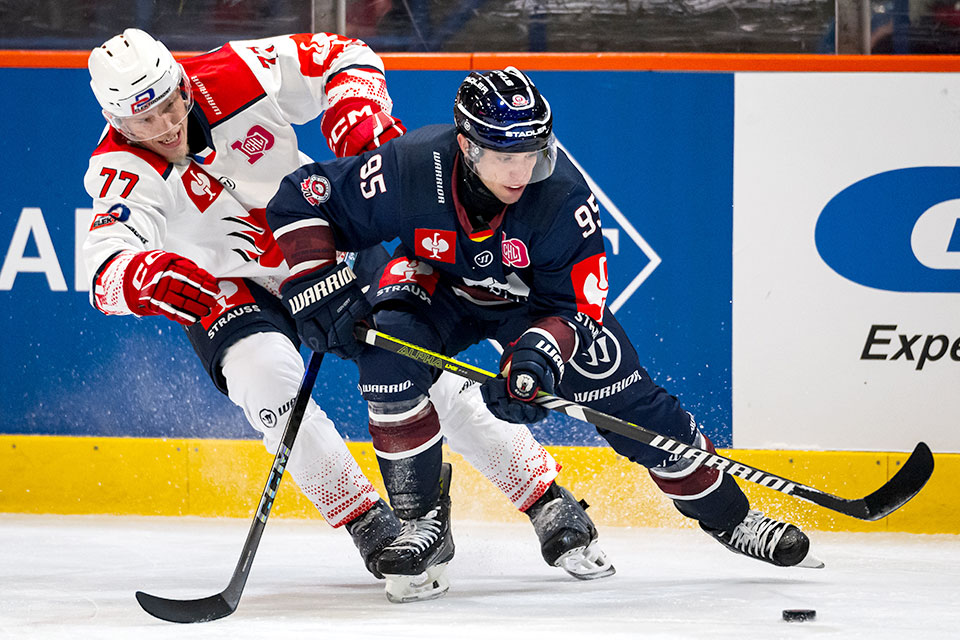 Michal Hradek von HC Dynamo Pardubice und Frederik Tiffels von den Eisbren Berlin.