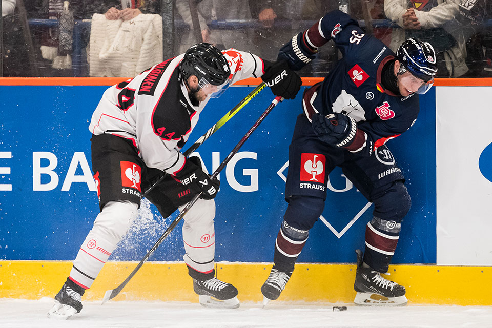 Valtteri Kemilinen von HC Sparta Prag und Linus Vieillard von den Eisbren Berlin.