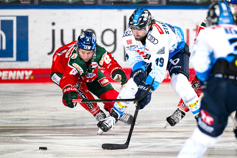 Kristian Blumenschein und Wojciech Stachowiak vom ERC Ingolstadt im Zweikampf.