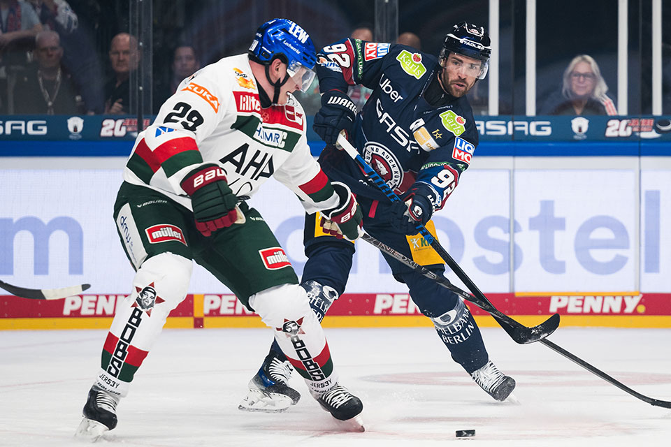 Denis Reul von den Augsburger Panther und Marcel Noebels von den Eisbren Berlin.