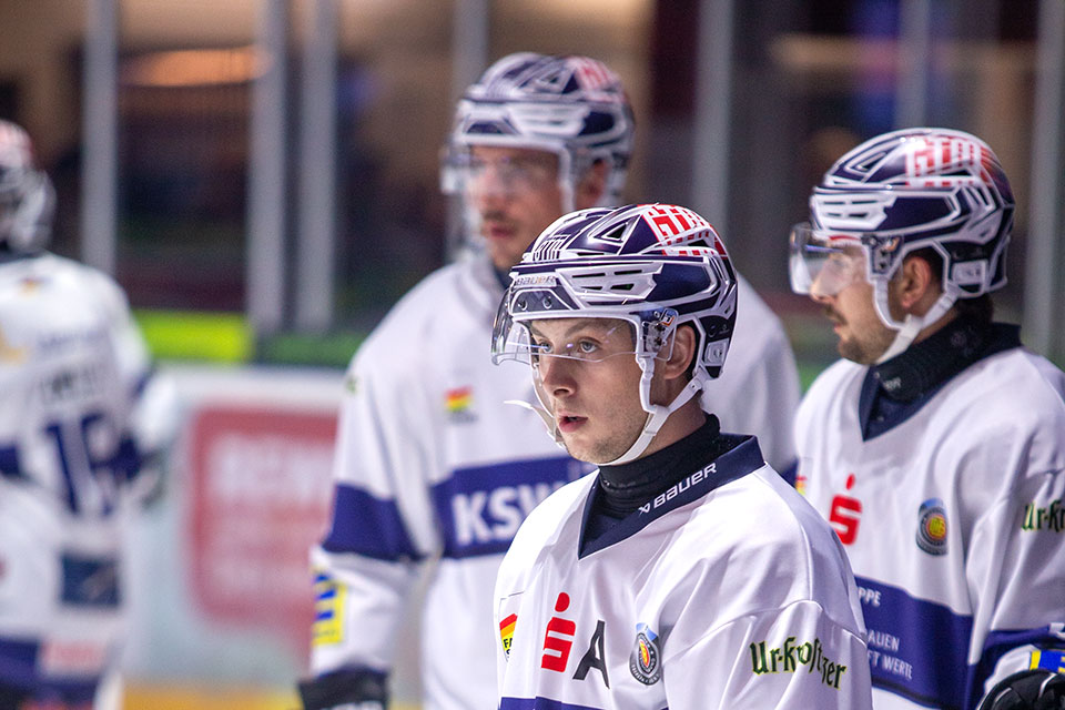 Die IceFighters Leipzig mit Jan-Luca Schumacher blicken auf die Partie am Pferdeturm in Hannover.