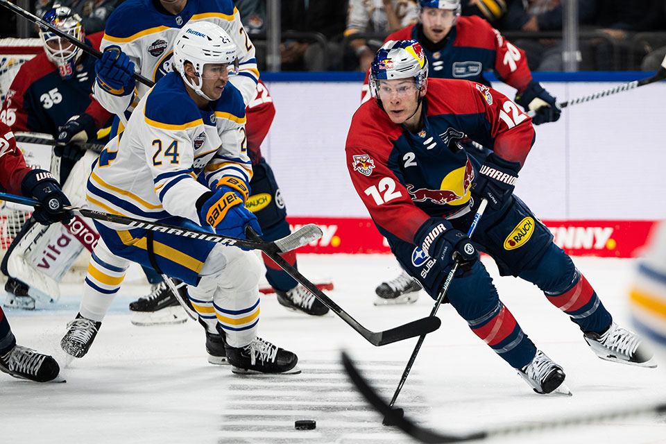 Dylan Cozens von den Buffalo Sabres und Benjamin Smith von Red Bull Mnchen.