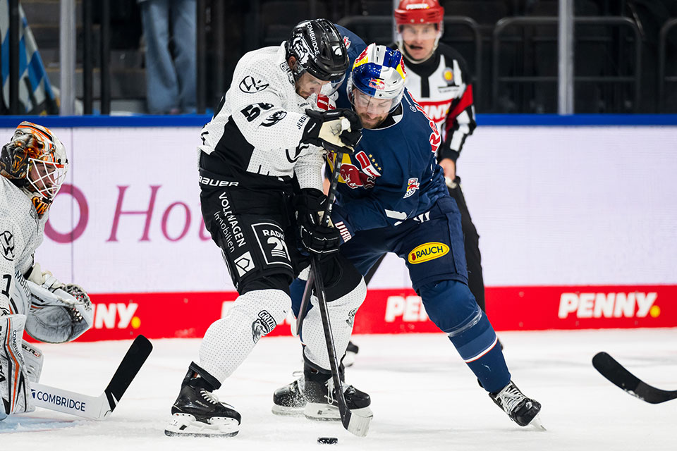 Ryan Button von den Grizzlys Wolfsburg und Maximilian Kastner von Red Bull Mnchen.