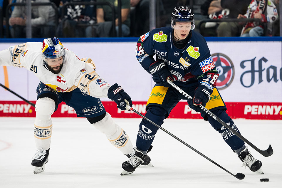 Andreas Eder von Red Bull Mnchen und Jonas Mller von den Eisbren Berlin.