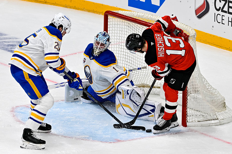 Buffalos Owen Power und Torwart Ukko-Pekka Luukkonen gegen New Jerseys Nico Hischier.