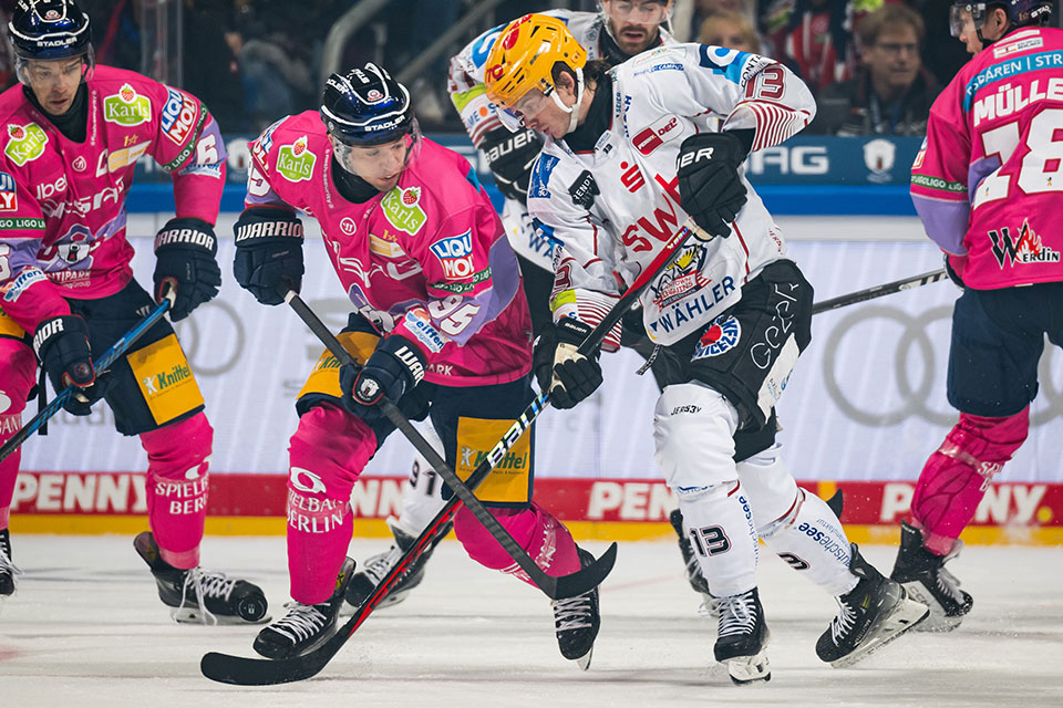 Frederik Tiffels von den Eisbren Berlin und Ziga Jeglic von den Pinguins Bremerhaven.