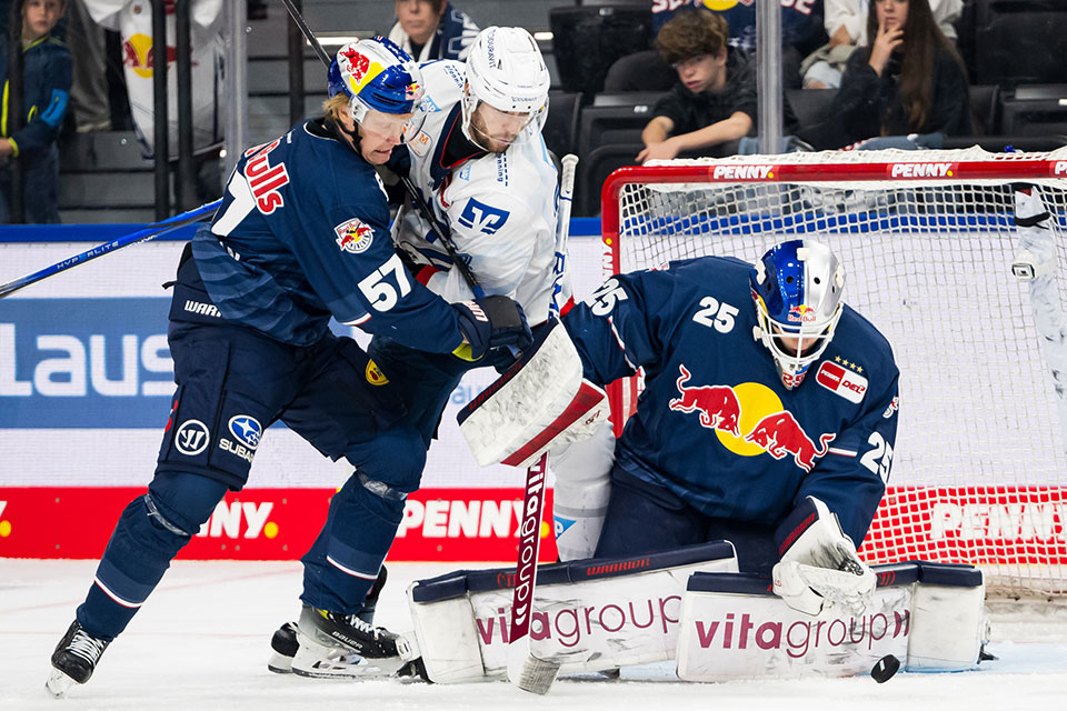 (L-R) Emil Johansson von Red Bull Mnchen, Tom Khnhackl von den Adler Mannheim und Simon Wolf von Red Bull Mnchen.